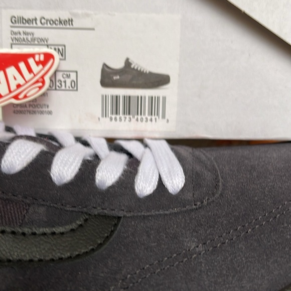 Vans Men’s Gilbert Crockett Dark Navy
VN0ASIFDNV
Sneakers - Picture 2 of 16